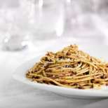 Спагети с маслинено песто и пармезан