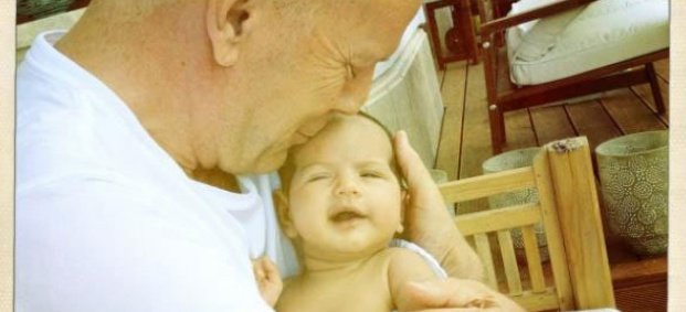 Брус Уилис гушка бебенцето си-първи снимки пред публика 