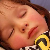 Как да научим детето да заспива само?