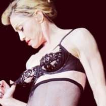 Мадона си показа зърното на концерт в Истанбул 