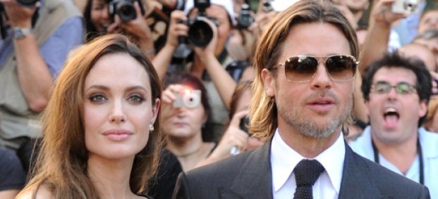 Брад Пит и Анджелина Джоли слагат караоке в дома си 