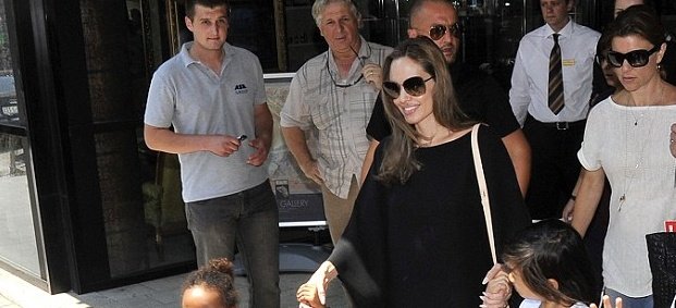 Анджелина Джоли с черно пончо в Босна 