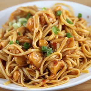 Спагети със соево пиле