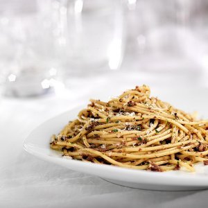 Спагети с маслинено песто и пармезан