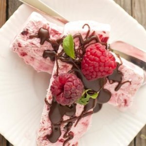 Сладоледени резенки с малини и шоколад