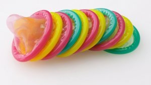 Секси поставяне на презерватив