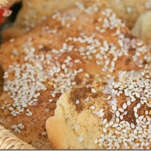 Хрупкав арабски хляб със сусам