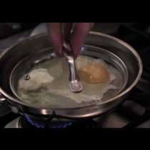 Знаете ли как правилно да си изпържите яйце? (Видео)