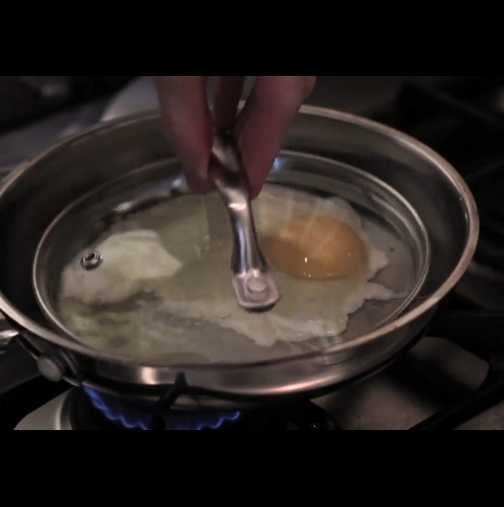 Знаете ли как правилно да си изпържите яйце? (Видео)