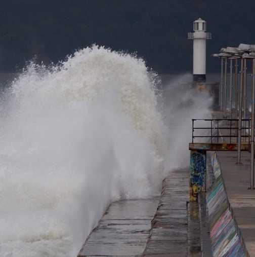 Ураган и огромни вълни във Варна