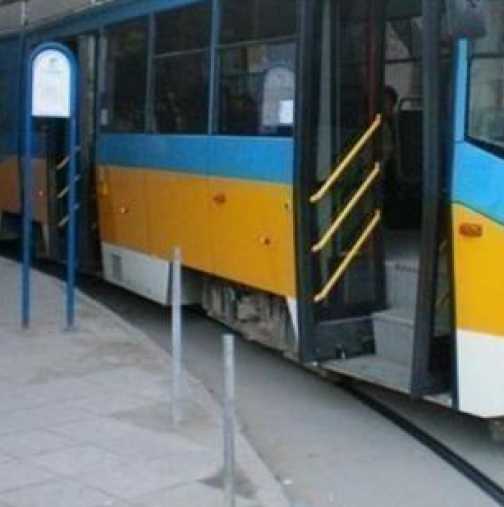 Трамвай се обърна в центъра на София-вижте подробности