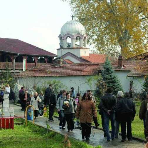 Утре празник и на манастира Св. Мина- Стотици хора отиват на поклонение още през нощта
