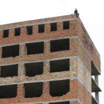 Баща на 14 деца се опита да скочи от покрива на сграда
