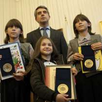 Крисия, Хасан и Ибрахим с Почетен знак на президента Росен Плевнелиев