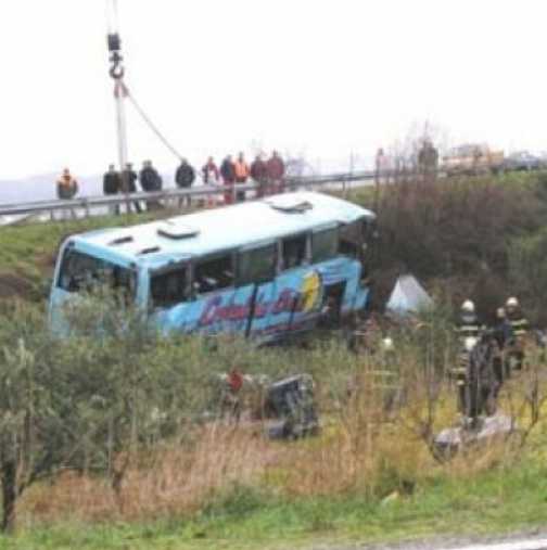 Автобус с 23-ма пътници катастрофира 