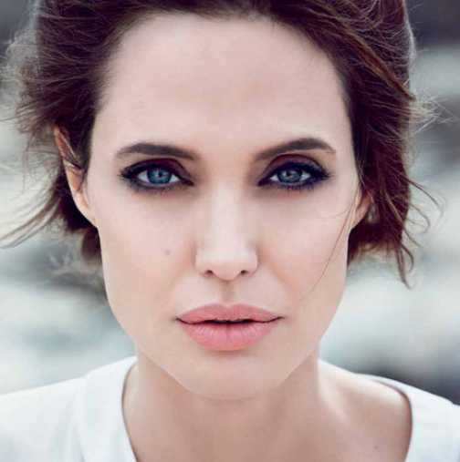 Брутално искрената история за Анджелина Джоли ...