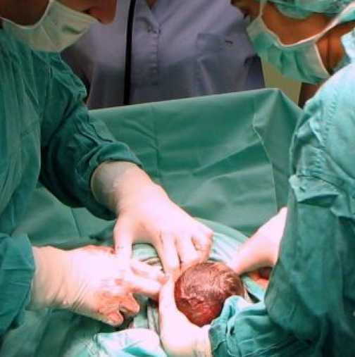 Жена от Варна роди живо бебе и мумифицираният му близнак!