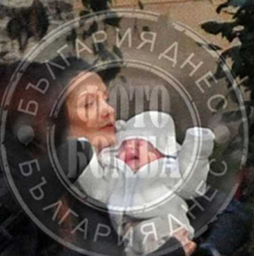 Първи снимки на бебето на Диляна Попова и Асен Блатечки 