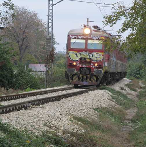 Два влака избягват зверска катастрофа на метри един от друг