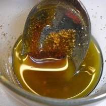Смес от сол, зехтин, оцет и мед за чупещи се нокти
