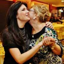 Жени Калканджиева продаде целувка