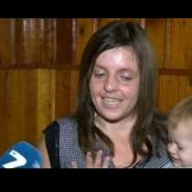 Невероятната история на една жена: Куриери спасяват майка с три бебета