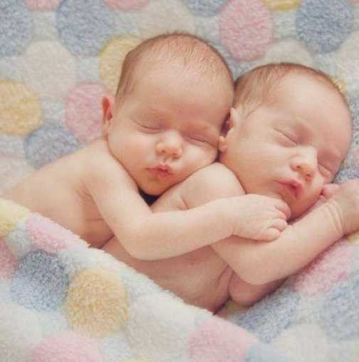 Еднояйчни близнаци се родиха в различни дни