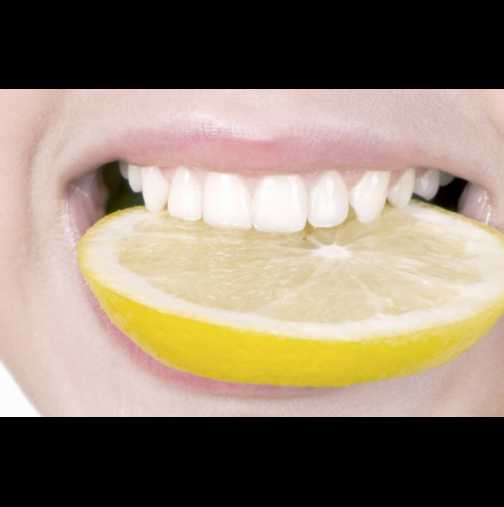 Лесен трик за избелване на зъбите с помощта на лимон