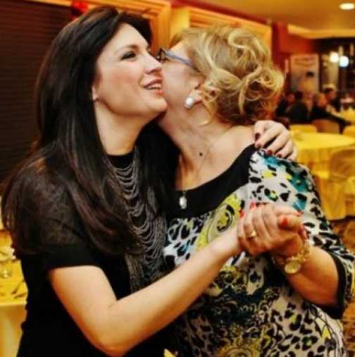 Жени Калканджиева продаде целувка