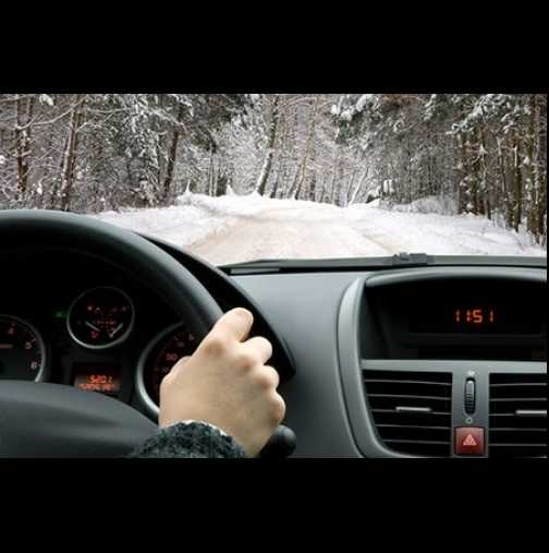Най-нормално си кара в снега и изведнъж се случва това! (ВИДЕО)