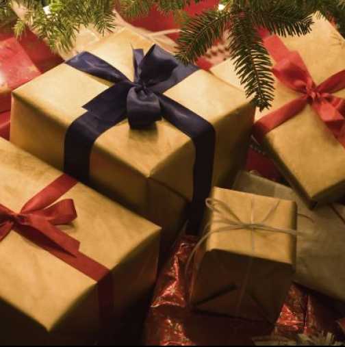 Как да си опаковаме коледен подарък само за 12 секунди? (ВИДЕО)