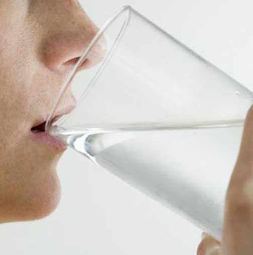 Какво се случва с тялото, когато пиете вода на празен стомах?
