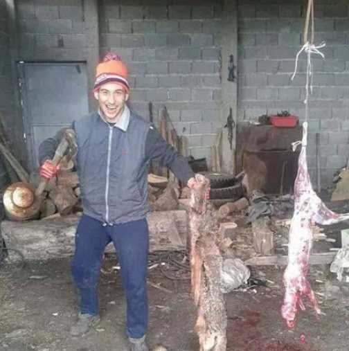 Потресамаща снимка на мъж от Кюстендил, който убива и дере бездомни кучета