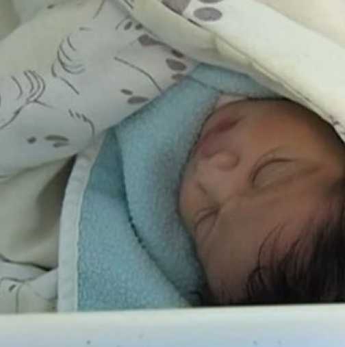Избяга майката на първото бебе, родено през 2015-а