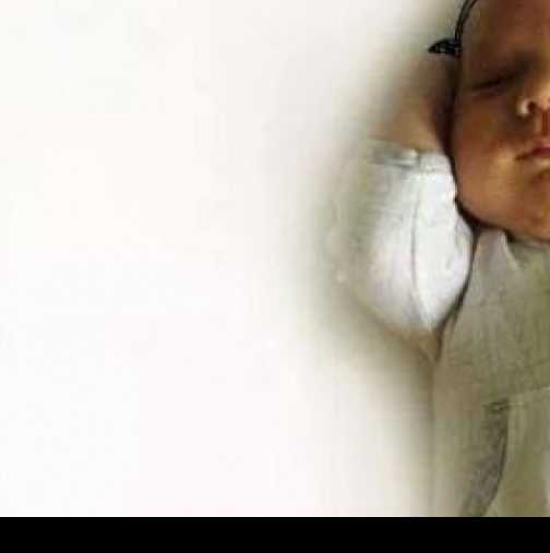 Лора Караджова показа първа снимка на бебето си