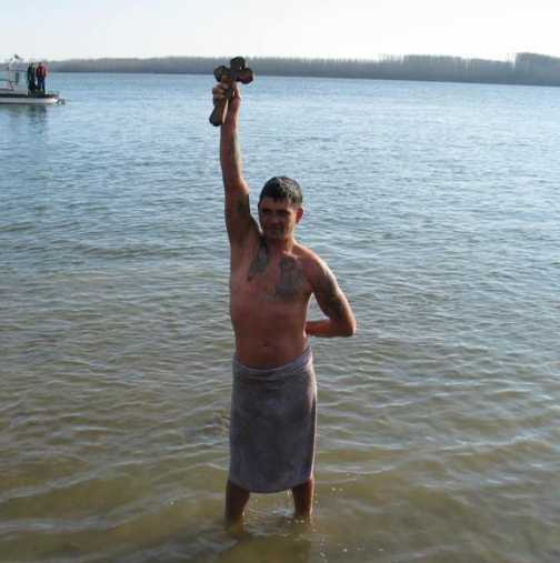 33-годишен мъж извади кръста във Видин, но му паднаха гащите