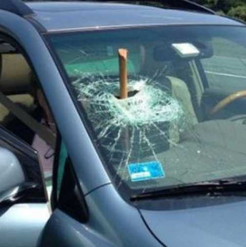 Изоставена жена разцепи с брадва стъклото на автомобила на съперницата си 