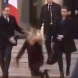 Датският премиер падна пред Елисейския дворец-Видео