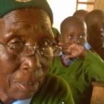 В стая с правнуците: 90-годишна баба е най-старата ученичка на света