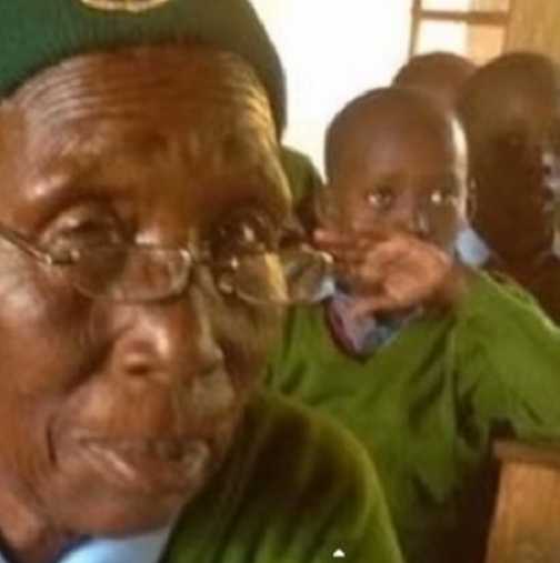 В стая с правнуците: 90-годишна баба е най-старата ученичка на света