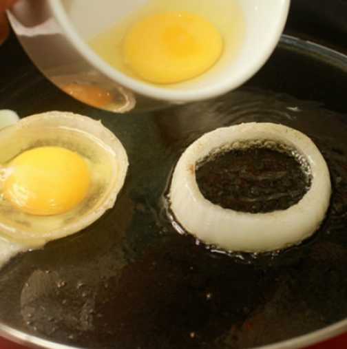 Трик, който винаги успява: Вижте как да изпържите перфектните яйца на очи