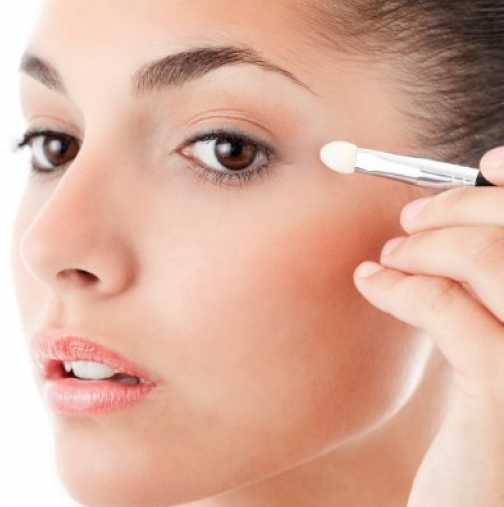 Как козметиката може да навреди на очите ни?