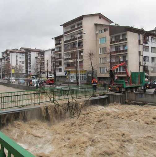 Потоп в Смолян - Преливат реки и язовири!