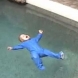 Бебе пада в басейн, вижте как само се спасява