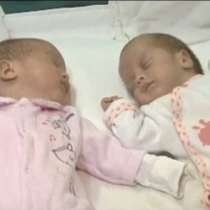 41-годишна жена роди близнаци с два месеца разлика 