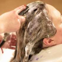 Пълен ужас:На жена и падна косата след боядисване във фризьорски салон