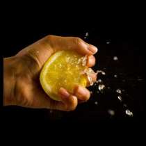 Как за 1 минута да изцедите лимон и то до последната капка! (Видео)