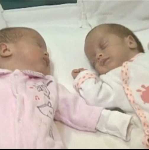41-годишна жена роди близнаци с два месеца разлика 