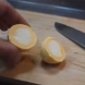 Няма да повярвате, че е възможно, преди да го видите! Как се прави яйце с жълтъка от външната, а белтъка вътрешната страна!
