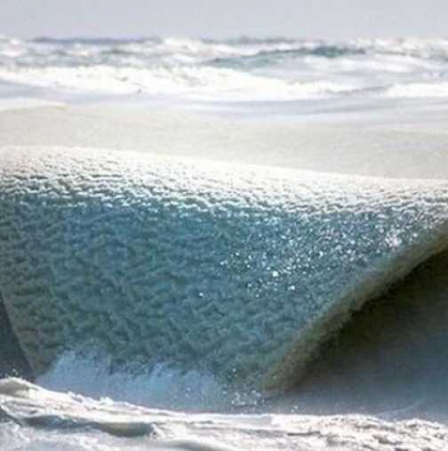 Невероятно: Вижте къде замръзнаха вълните!